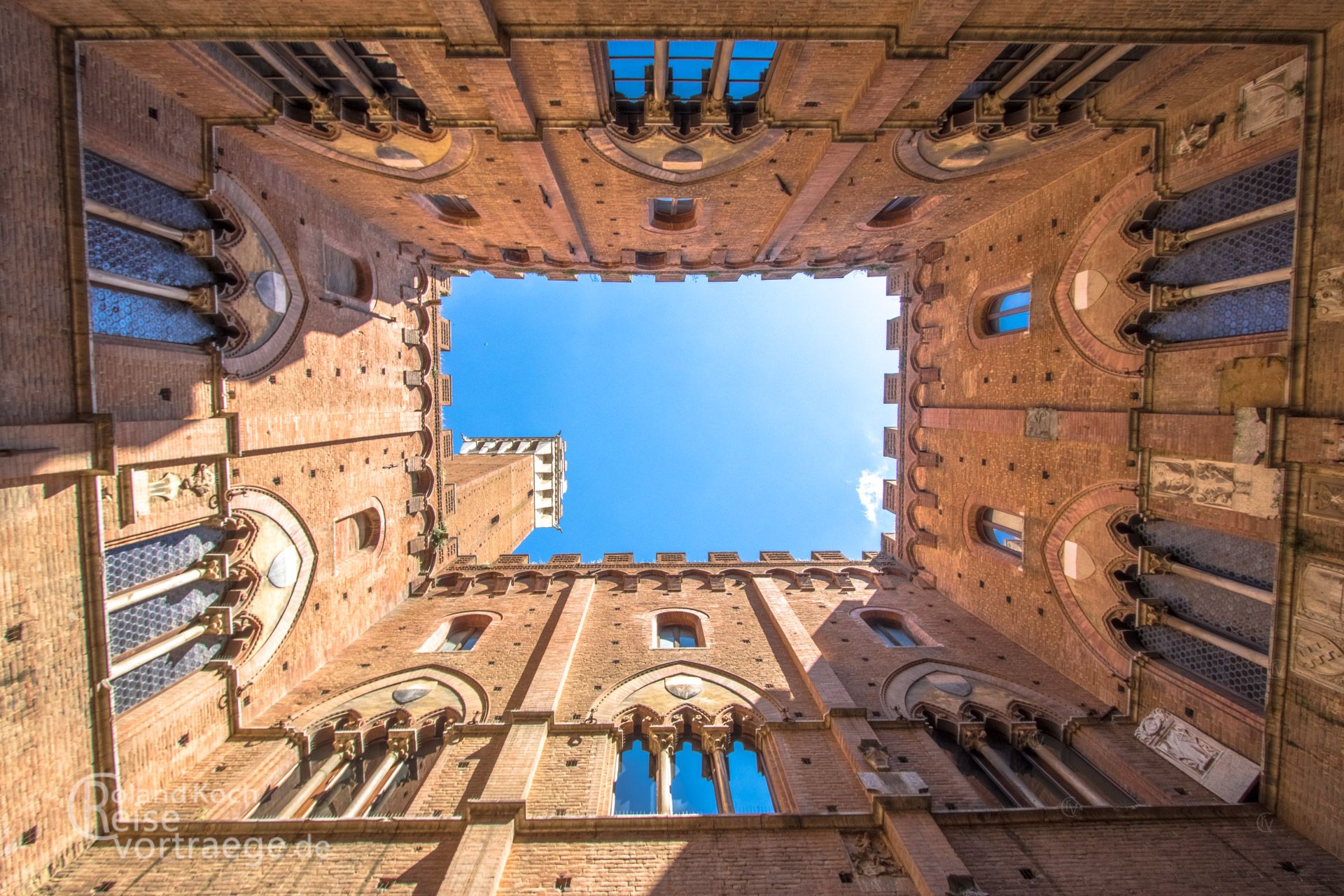 Innenhof des Palazzo Vecchio, Rathaus, Siena, Toskana